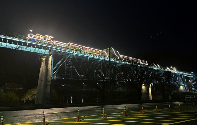 안동시가 관광거점도시 육성을 본격화하고 있다. 사진은 폐선된 옛 중앙선이 지나던 성락철교 야경 모습. 안동시 제공