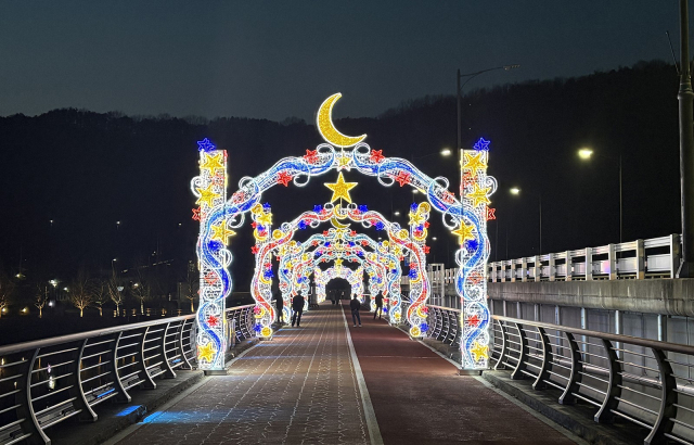 안동시가 관광거점도시 육성을 본격화하고 있다. 사진은 최근에 조성된 영락교 인도교에 설치된 루미나리에 모습. 안동시 제공