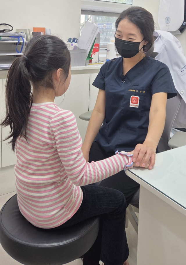 꿈키우다 성장클리닉 이지민 소아내분비 전문의가 키성장 상담을 위해 찾은 아동과 이야기를 나누고 있다.