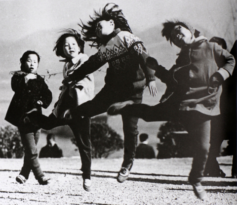 [매일신문 전국 어린이  사진공모전 70년]<1968년 14회>장려상 박정식 작  '고무줄놀이'