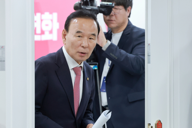국민의힘 공천관리위원장인 박덕흠 의원이 2일 서울 영등포구 여의도 중앙당사에서 열린 공관위 첫 회의에 참석하고 있다. 연합뉴스