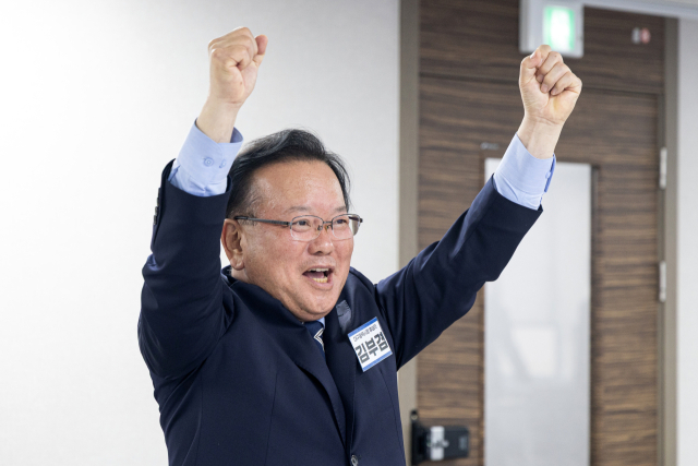 6·3 지방선거 대구시장에 출사표를 던진 김부겸 전 국무총리가 지난 3일 서울 영등포구 여의도 더불어민주당 중앙당사에서 열린 공천 심사 면접에서 파이팅을 외치고 있다. 연합뉴스