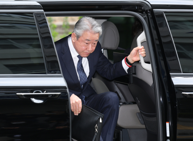 '억대 금품 의혹' 강호동 농협중앙회장…경찰 출석