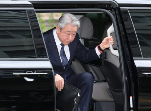 '억대 금품 의혹' 강호동 농협중앙회장…경찰 출석