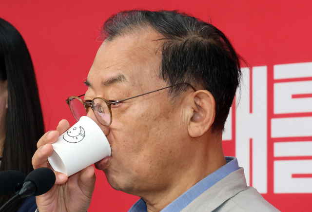 국민의힘 이정현 공천관리위원장이 지난 3월 31일 서울 영등포구 여의도 중앙당사에서 사퇴 의사를 밝힌 뒤 기자들의 질의를 받으며 물을 마시고 있다. 연합뉴스