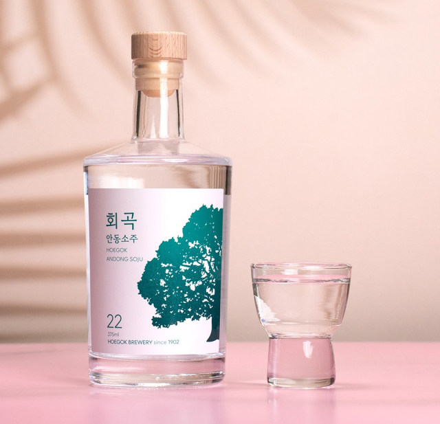 안동권씨 별장공파 문중에서 100여년 전통으로 내려로는 제조법으로 술을 빚고 있는 안동 회곡양조장의 술들이 각종 술.음식 품평회에서 상을 휩쓸고 있다. 사진은 