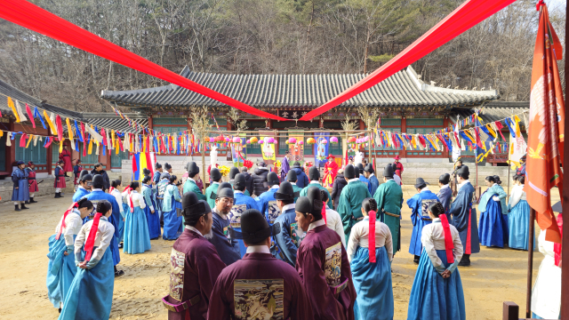 사극에 출연하고 있는 문경 보조연기자들