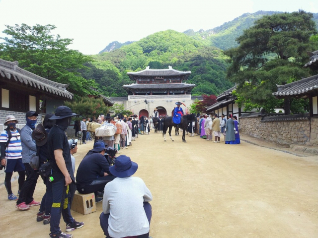 문경지역민들이 보조 출연하고 있는 문경 사극촬영 현장