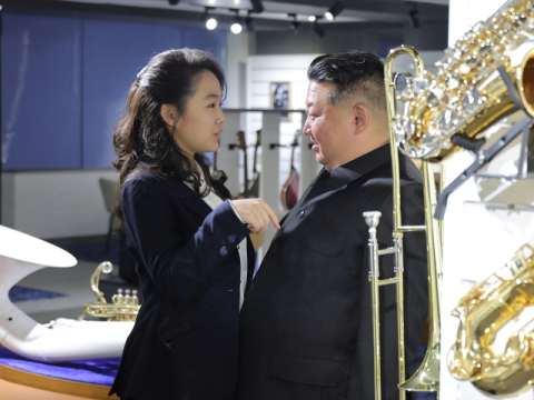 김정은 가슴팍을 '쿡'…딸 주애와 다정한 스킨십 포착