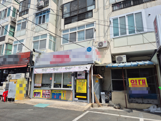 지난 3일 낮 대구 달서구 광장코아 일대 상점이 공실 상태인 모습 및 무단 주정차 차량이 도로를 점령한 모습. 김지수 기자