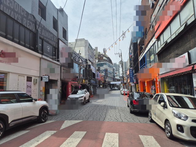 지난 3일 낮 대구 달서구 광장코아 일대 상점이 공실 상태인 모습 및 무단 주정차 차량이 도로를 점령한 모습. 김지수 기자