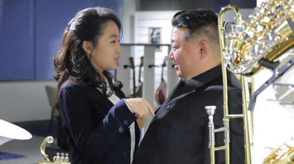 김정은 가슴팍을 '쿡'…딸 주애와 다정한 스킨십