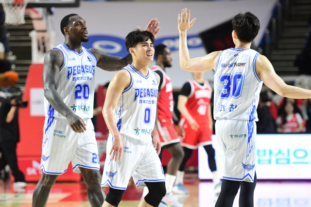 프로농구 대구 한국가스공사 페가수스의 라건아(왼쪽부터), 샘조세프 벨란겔, 김국찬이 5일 서울 SK 나이츠와의 경기에서 하이파이브를 하고 있다. KBL 제공