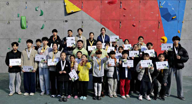 청소년 스포츠클라이밍대회 중 여자 스피드 경기 모습. 대한산악연맹 제공