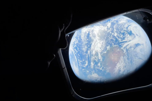 달을 향해 가고 있는 아르테미스 2호 사령관 리드 와이즈먼이 창밖으로 지구를 바라보고 있는 모습. NASA 제공. AP 연합뉴스