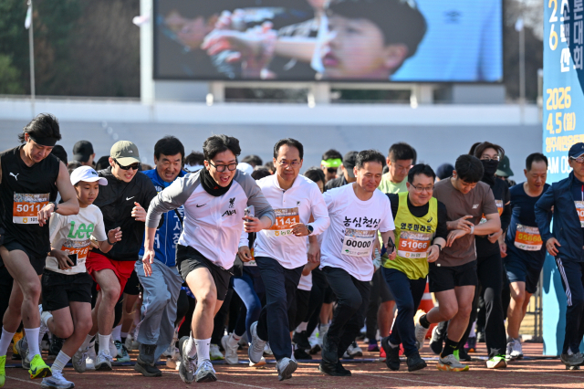 소백산마라톤대회 참가자들이 출발 신호에 맞춰 힘차게 달려 나가고 있다. 영주시 제공
