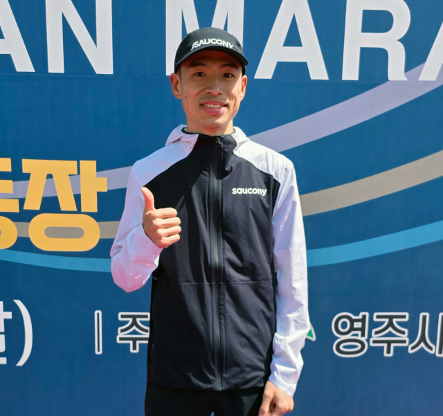 2026 영주소백산마라톤대회 풀코스 부문 남자 1등을 달성한 이병도 씨가 단상에서 기념 촬영을 하고 있다. 김영진 기자