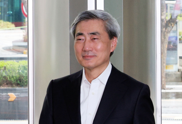 신현송 한국은행 총재 후보자가 1일 서울 중구 한화금융플라자에 마련된 인사청문회준비사무실로 출근하고 있다. 연합뉴스