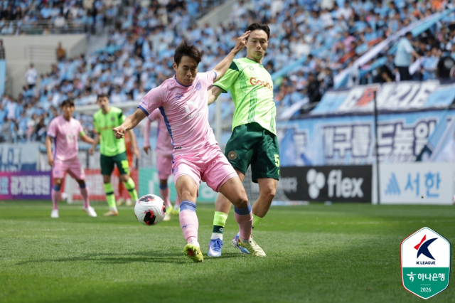 프로축구 대구FC 박기현(왼쪽)이 김포FC 박동진과 공을 두고 경합하고 있다. K리그 제공