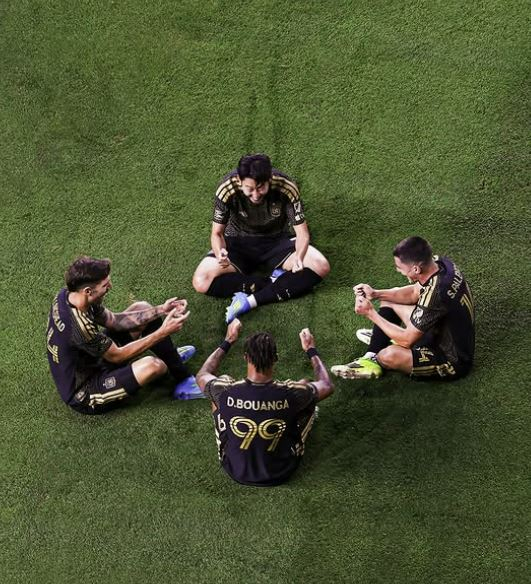 LAFC의 손흥민(가운데 위)이 5일 미국 LA에서 열린 올랜도시티와의 2026 MLS 경기에서 도움을 기록한 뒤 동료들과 둘러앉아 세리머니를 하고 있다. LAFC SNS 제공