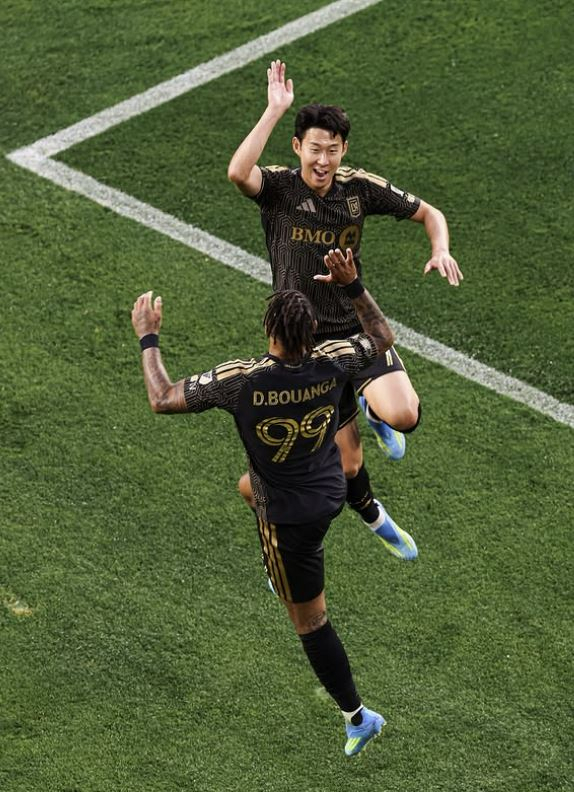 LAFC의 손흥민이 5일 미국 LA에서 열린 올랜도시티와의 2026 MLS 경기에서 도움을 기록한 뒤 그의 도움으로 골을 성공시킨 드니 부앙가와 기쁨을 나누고 있다. LAFC SNS 제공