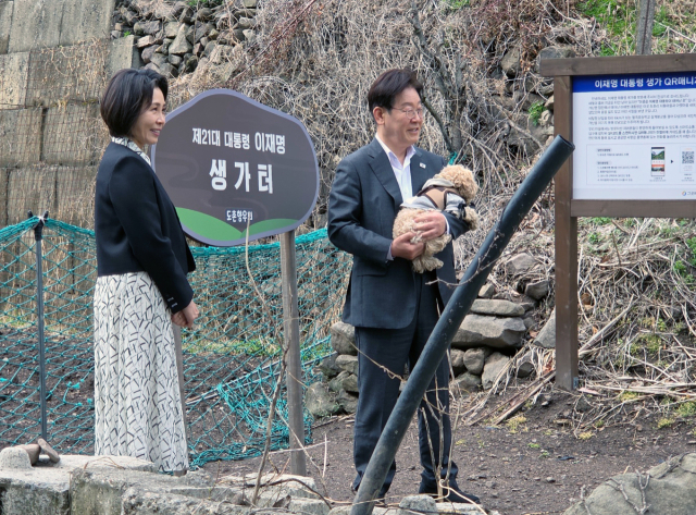 이재명 대통령과 김혜경 여사가 지난 4일 이 대통령의 고향 마을인 경북 안동 예안면 도천리 지통마을 생가터를 방문해 둘러보고 있다. 독자 제공