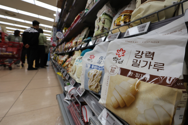 농림축산식품부는 유엔 식량농업기구(FAO)가 발표한 지난달 세계 식량가격지수가 128.5로 전달보다 2.4% 상승했다고 4일 밝혔다. 곡물, 유지류, 육류, 유제품, 설탕 가격이 모두 올랐다. 곡물 가격지수는 110.4로 전달보다 1.5% 상승했다. 국제 밀 가격은 미국 내 가뭄과 호주의 비료 가격 상승 가능성에 따른 파종 감소 전망으로 4.3% 올랐다. 사진은 5일 서울의 한 대형마트에 진열된 밀가루. 연합뉴스