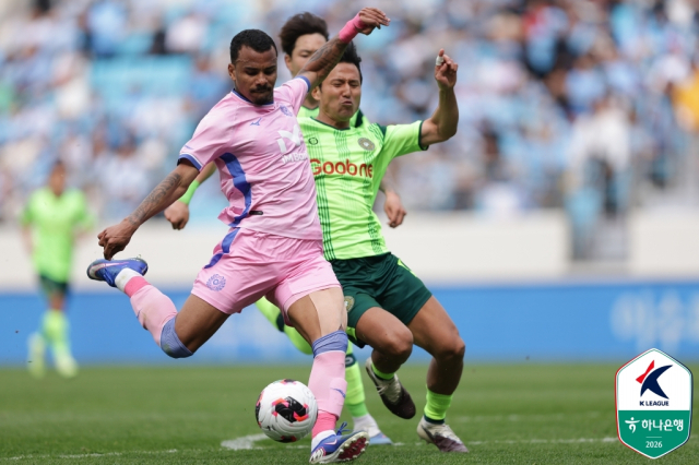 프로축구 대구FC 세라핌이 5일 대구아이엠뱅크파크에서 열린 김포FC와의 경기에서 슛을 시도하고 있다. K리그 제공