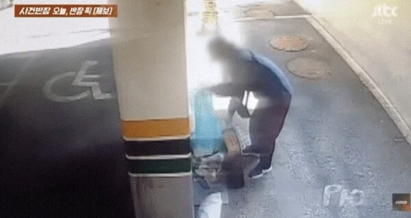 쓰레기는 바닥에 쏟고 종량제 봉투만 '쏙' 빼간 女…