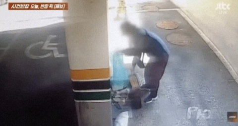 쓰레기는 바닥에 쏟고 종량제 봉투만 '쏙' 빼간 女…