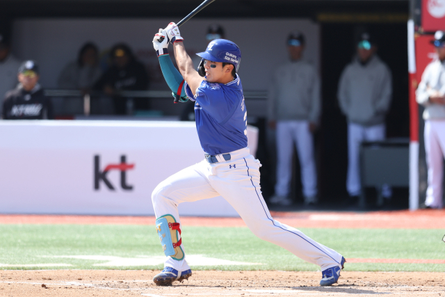 삼성 라이온즈의 김영웅이 5일 수원에서 열린 KT 위즈와의 경기 도중 타격하고 있다. 삼성 제공