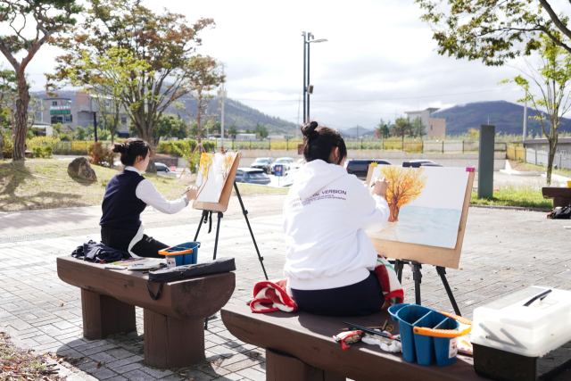 청송야송미술관 앞 마당에서 학생들이 그림을 그리고 있는 모습. 청송군 제공