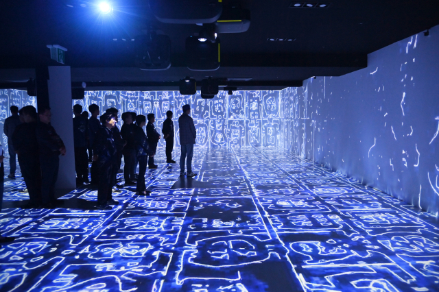 남관생활문화센터 내 미디어아트홀에서 남관 화백의 추상화를 모티브로 한 작품이 방영되는 모습. 청송군 제공