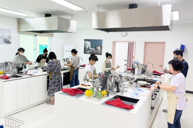 청송은 문화시설이 단순히 보여주는 공간이 아니라 주민과 관광객이 서로 공유하며 참여할 수 있는 곳으로 발전시켰다. 사진은 남관생활문화센터 별관의 오픈키친에서 음식 만들기 체험을 하는 모습. 청송군 제공