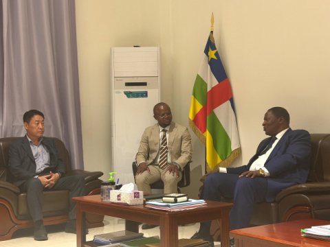 이달 1일 중앙아프리커공화국 대통령 집무실에서 서중호(왼쪽) 아진그룹 회장과 투아데라(오른쪽) 대통령이 면담을 나누고 있다. 아진그룹 제공