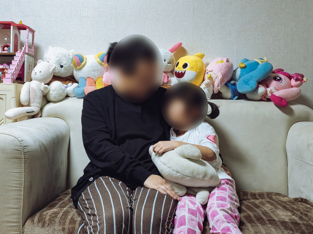 지난해 유방암 재발을 진단 받은 이미소(가명·38) 씨가 올해 초등학교에 입학한 자신의 딸을 다정하게 바라보고 있다. 항암 치료 전 모습. 김지효 기자