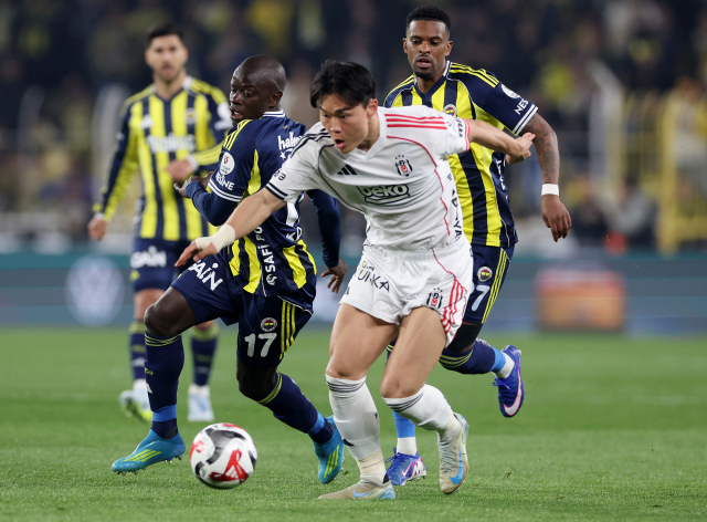 베식타시의 오현규가 6일 튀르키예 이스탄불에서 열린 2025-2026 쉬페르리그 페네르바체와의 경기 도중 드리블을 시도하고 있다. 로이터 연합뉴스