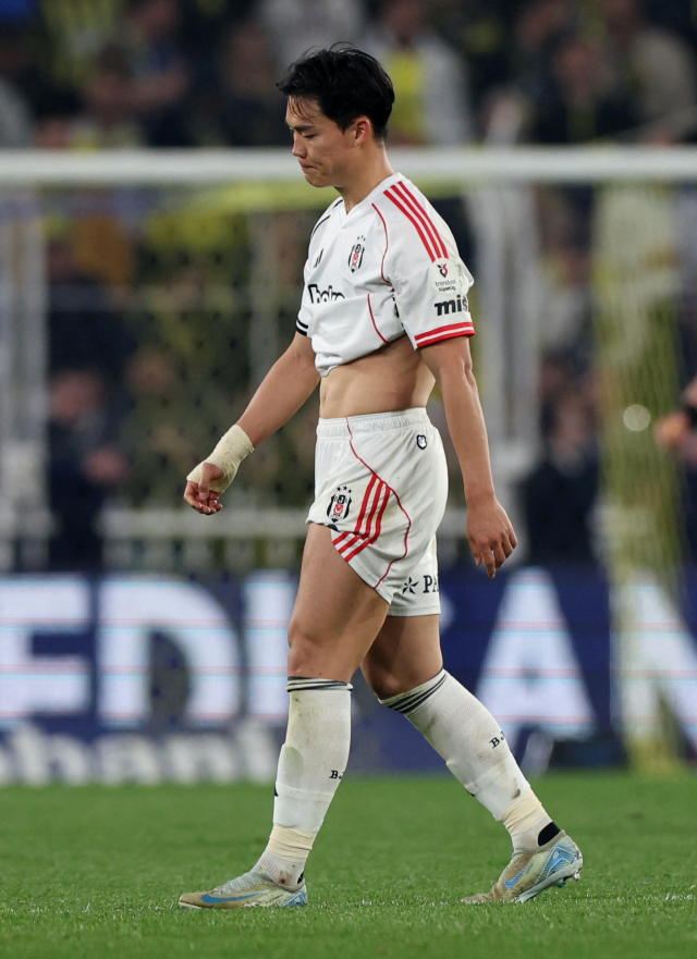 베식타시의 오현규가 6일 튀르키예 이스탄불에서 열린 2025-2026 쉬페르리그 페네르바체와의 경기 막판 교체돼 나가며 아쉬워하고 있다. 로이터 연합뉴스