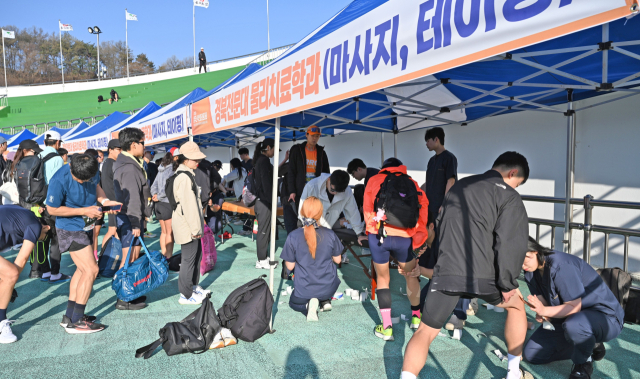 경북전문대 물리치료과 학생들이 소백산마라톤대회 참가자들에게 테이핑을 해주고 있다. 경북전문대 제공