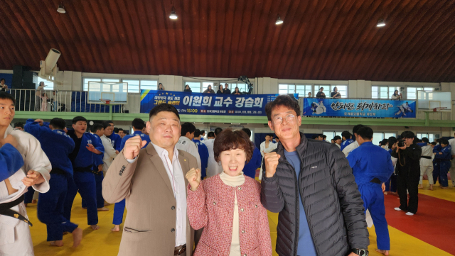 경북 구미 도개중·고등학교 유도부와 대한민국 청소년 유도 국가대표 감독을 맡고 있는 김대봉 감독이 구미를 유도의 메카로 만들고 있다. 왼쪽 김대봉 감독. 이영광 기자