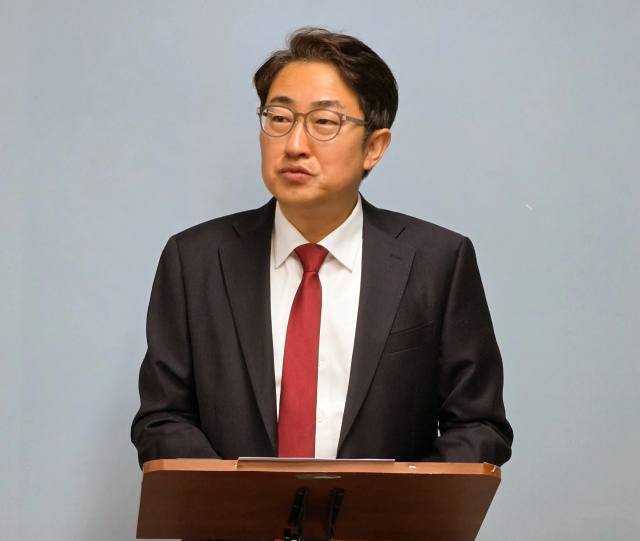 권백신 안동시장 예비후보가 6일 안동시청 브리핑룸에서 안동시장 예비후보 사퇴와 관련한 기자 회견을 하고 있다. 김영진 기자