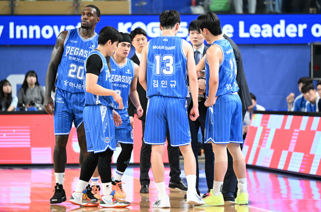 프로농구 대구 한국가스공사 페가수스 선수들이 강혁 감독의 작전지시를 듣고 있다. KBL 제공