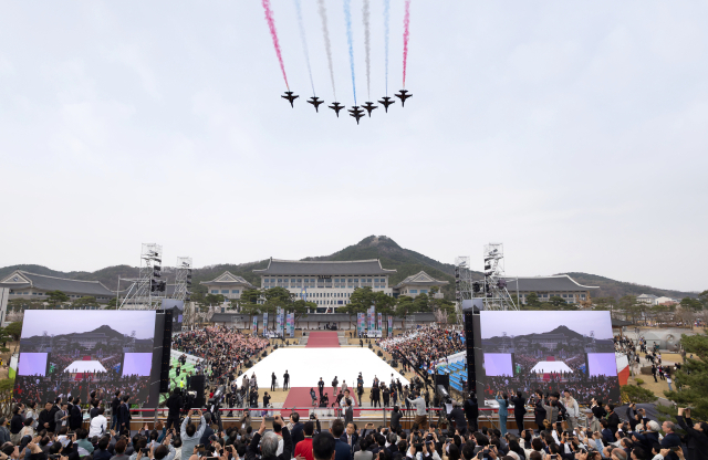 지난 3일 경북도청 새마을광장에서 열린 제64회 경북도민체전 개막식. 대한민국 공군 블랙이글스가 형형색색 연기를 내뿜으며 에어쇼를 벌이고 있다. 경북도 제공.