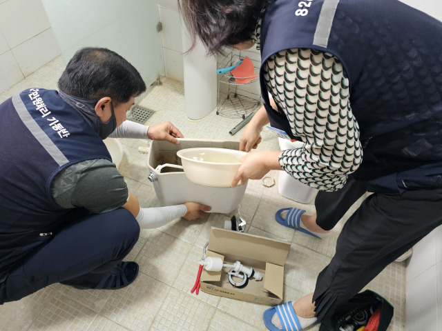 청송군 8282민원처리 서비스팀이 지역 한 가정의 변기를 수리하는 모습. 청송군 제공