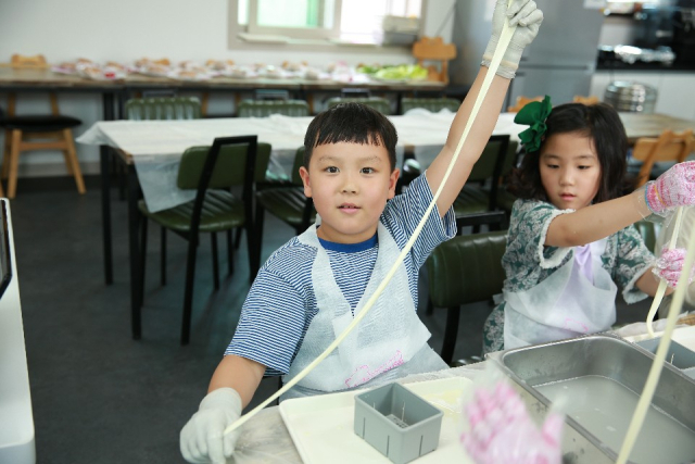 목장 밀크하우스를 찾은 아이들이 치즈 만들기 체험을 하고 있다. 배규미 씨 제공