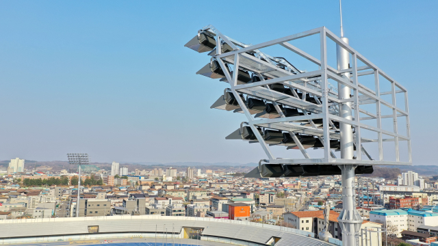 문경시민운동장에 들어선 32m높이의 첨단 조명시설