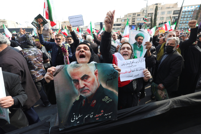 이란 영웅 솔레이마니 친척 맞아?… 논란 부른 뉴욕포스트 사진 