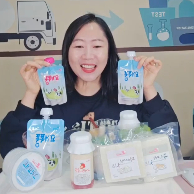 배규미 씨가 라이브커머스로 고객과 소통하며 유가공품을 판매하고 있다. 배규미 씨 제공