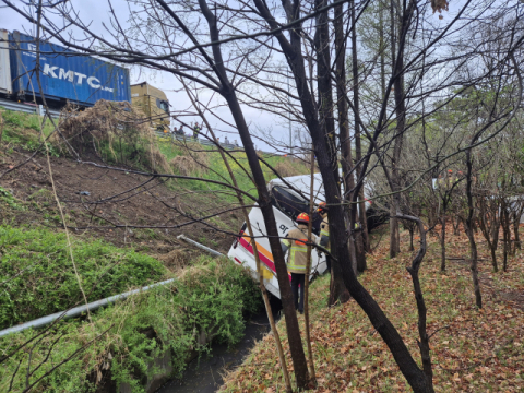 대구 북구 팔달동 고속도로서 3중 추돌…버스 추락, 8명 부상