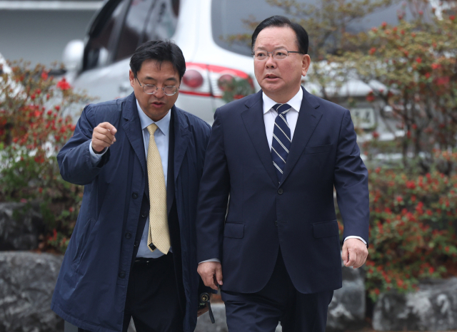 김부겸 더불어민주당 대구시장 후보가 6일 대구 중구에서 열린 기자 간담회에 참석하고자 이동하고 있다. 연합뉴스